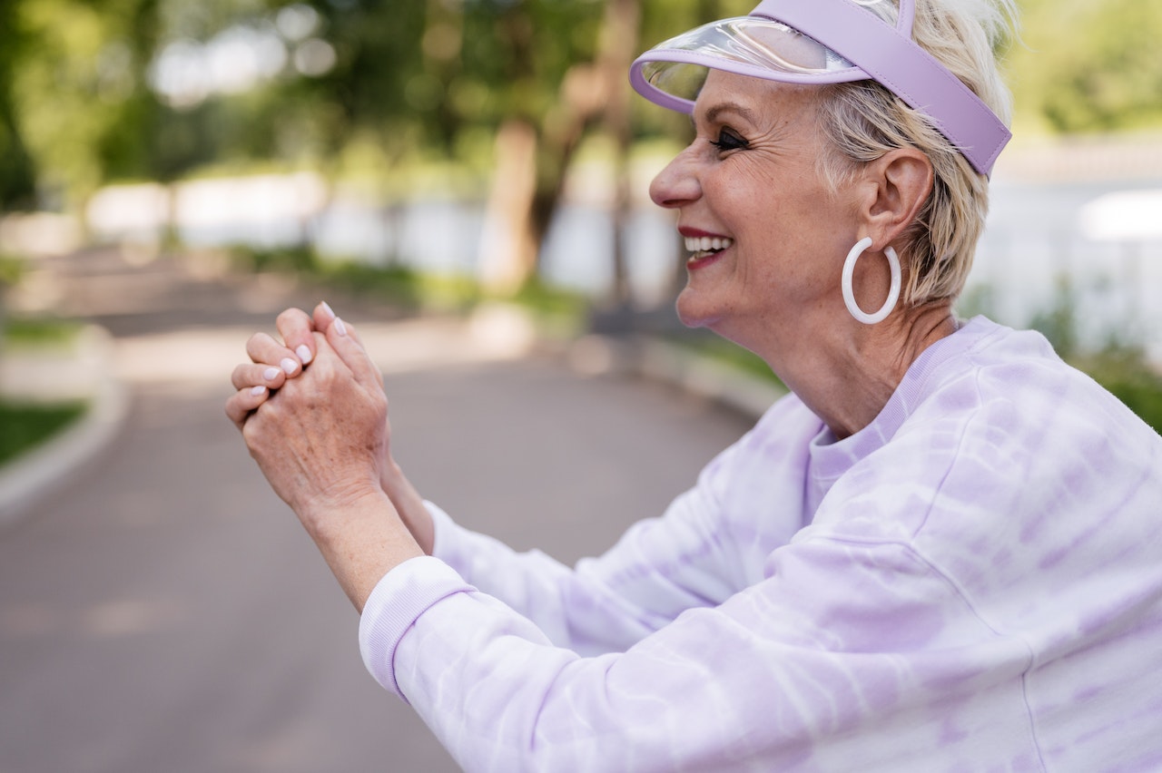 woman wearing visor hat