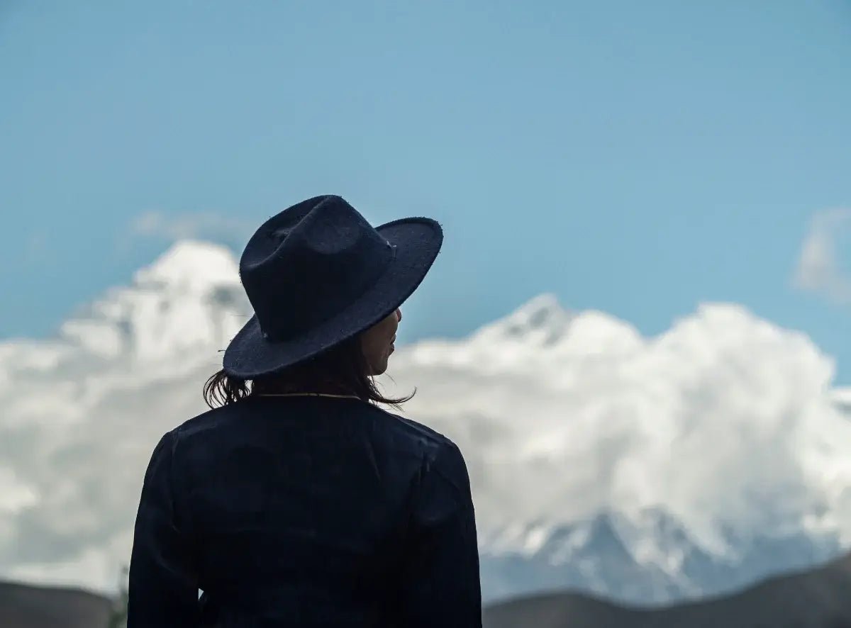 how to wear a fedora hat with confidence