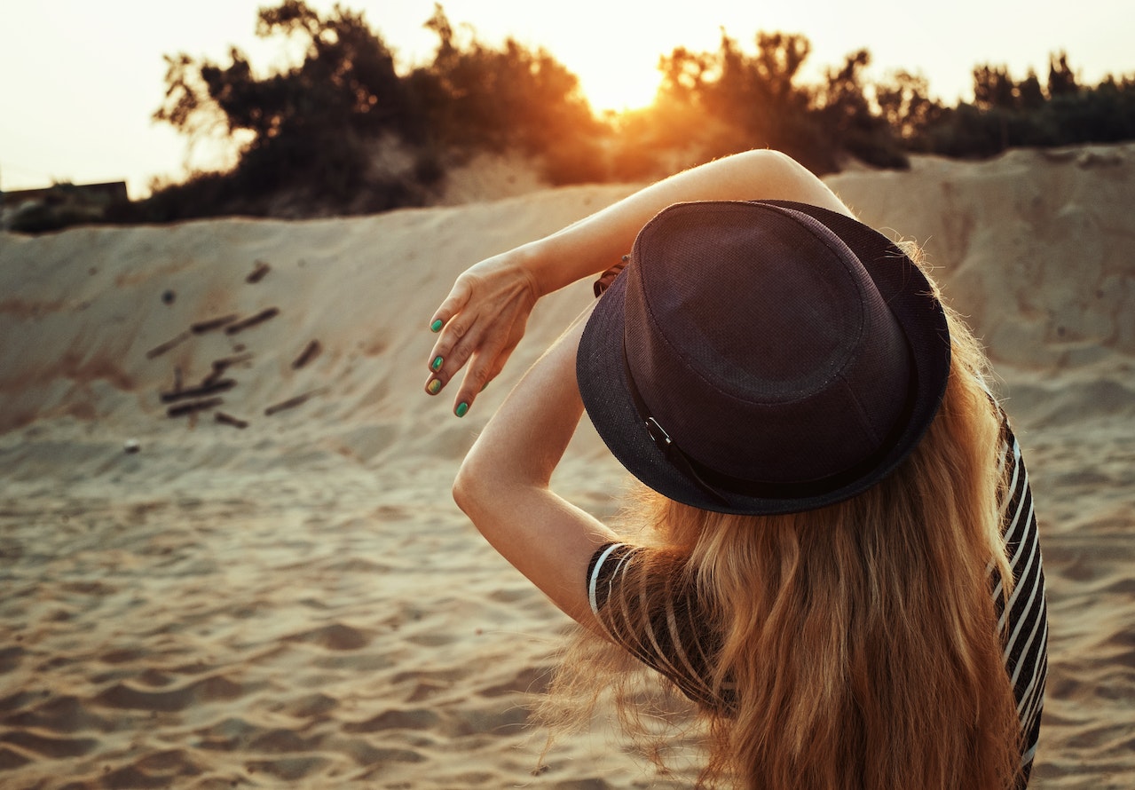 woman wearing fedora hat