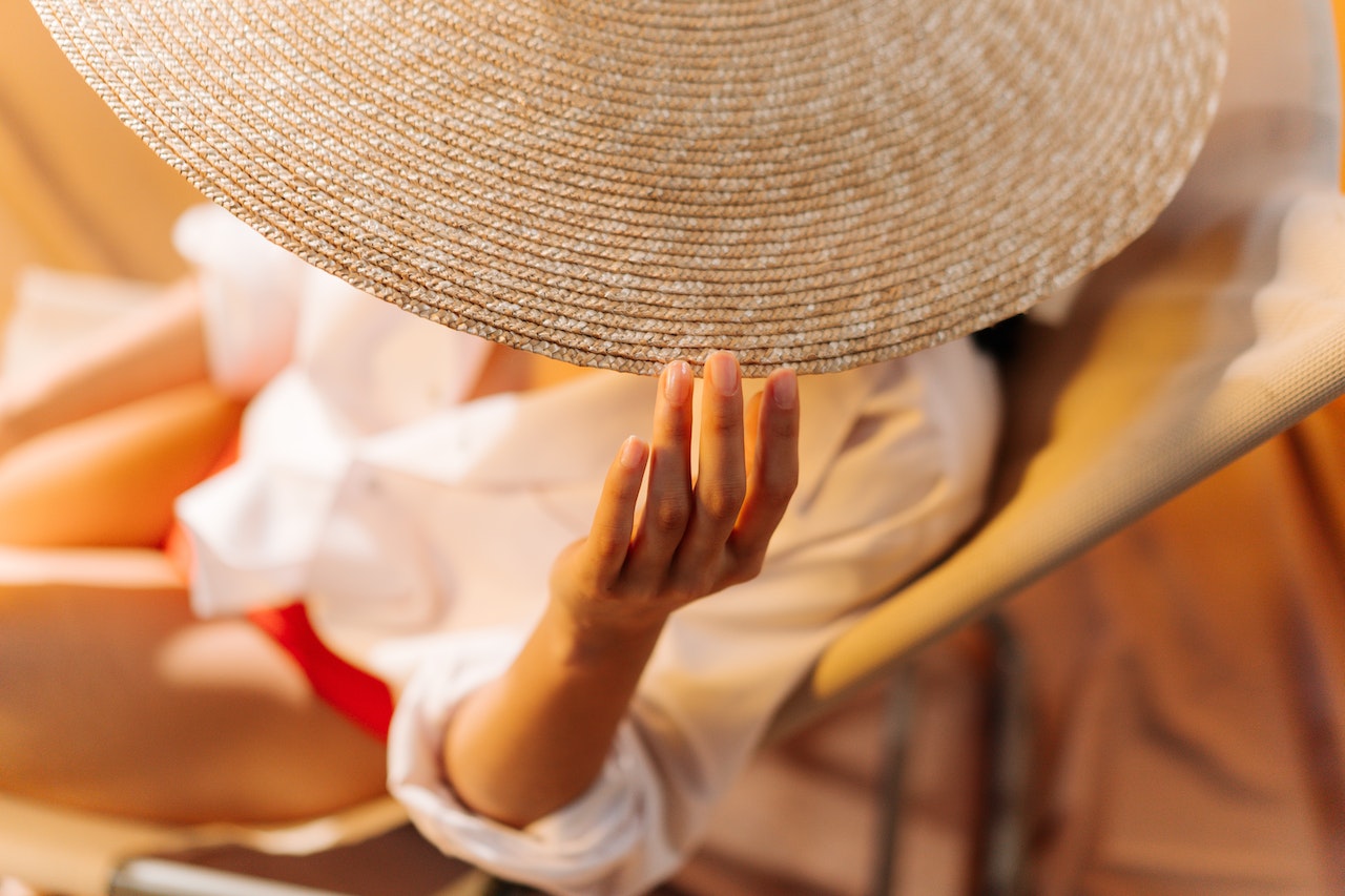 how to wear a wide brim hat