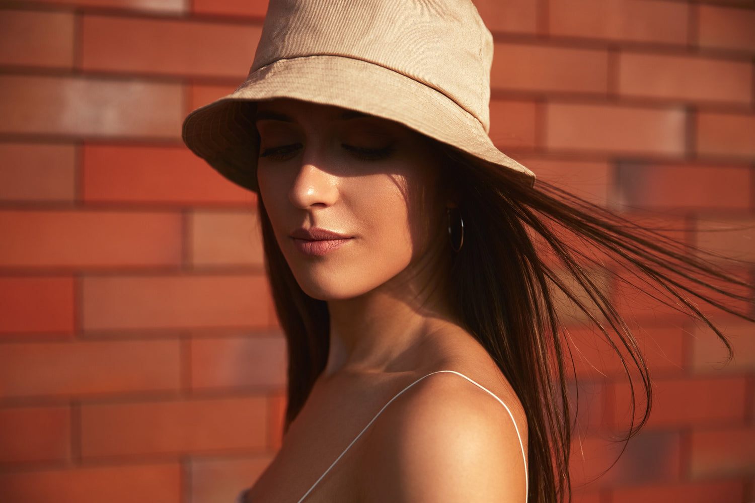 Woman wearing a bucket hat