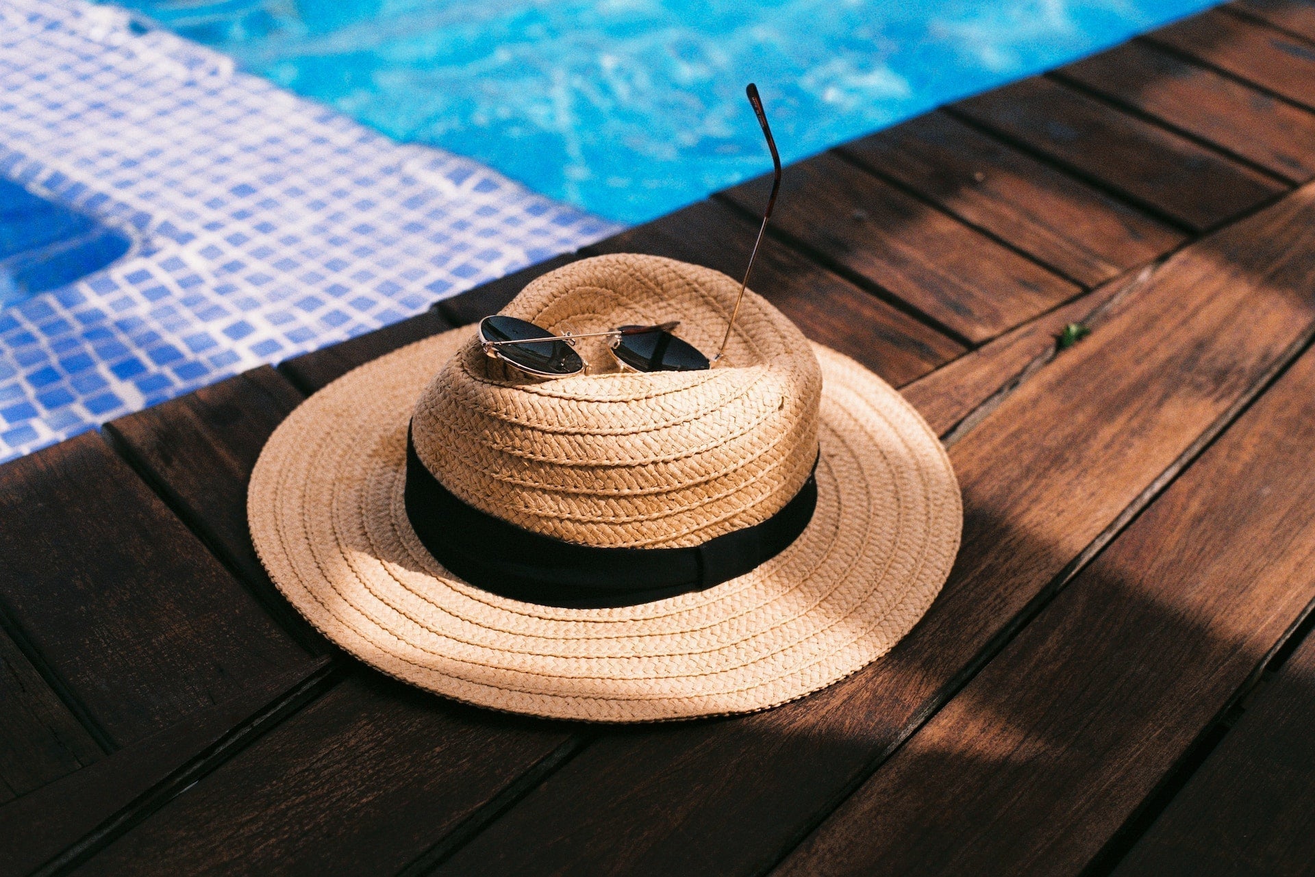 tightening your straw hat