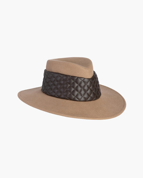 FW21_13138_QUILTY_FEDORA_CAMEL