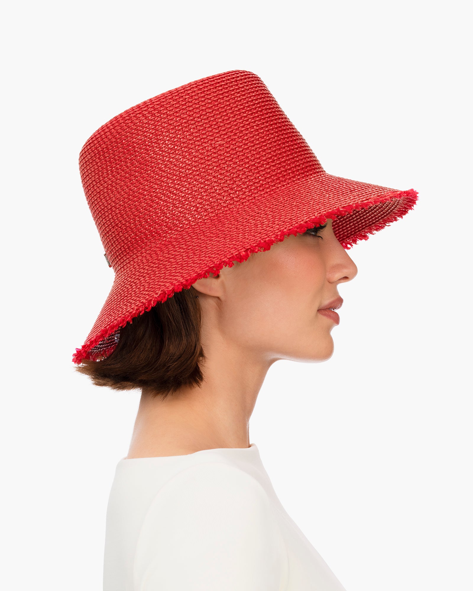 SS23_13296_SQ_BUCKET_RED_SIDE.